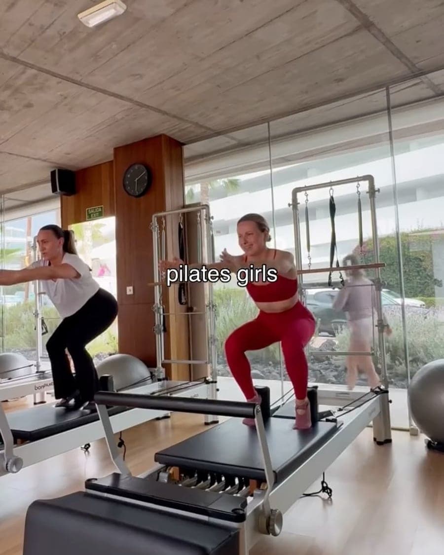 Dos alumnas en plena clase, con la sala de fondo