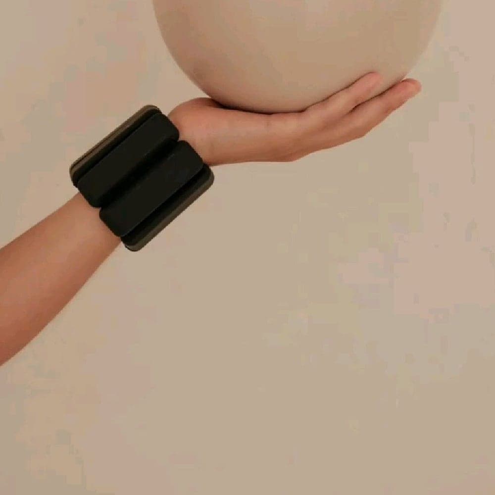 Una mano sosteniendo la pelota de pilates, con luz suave