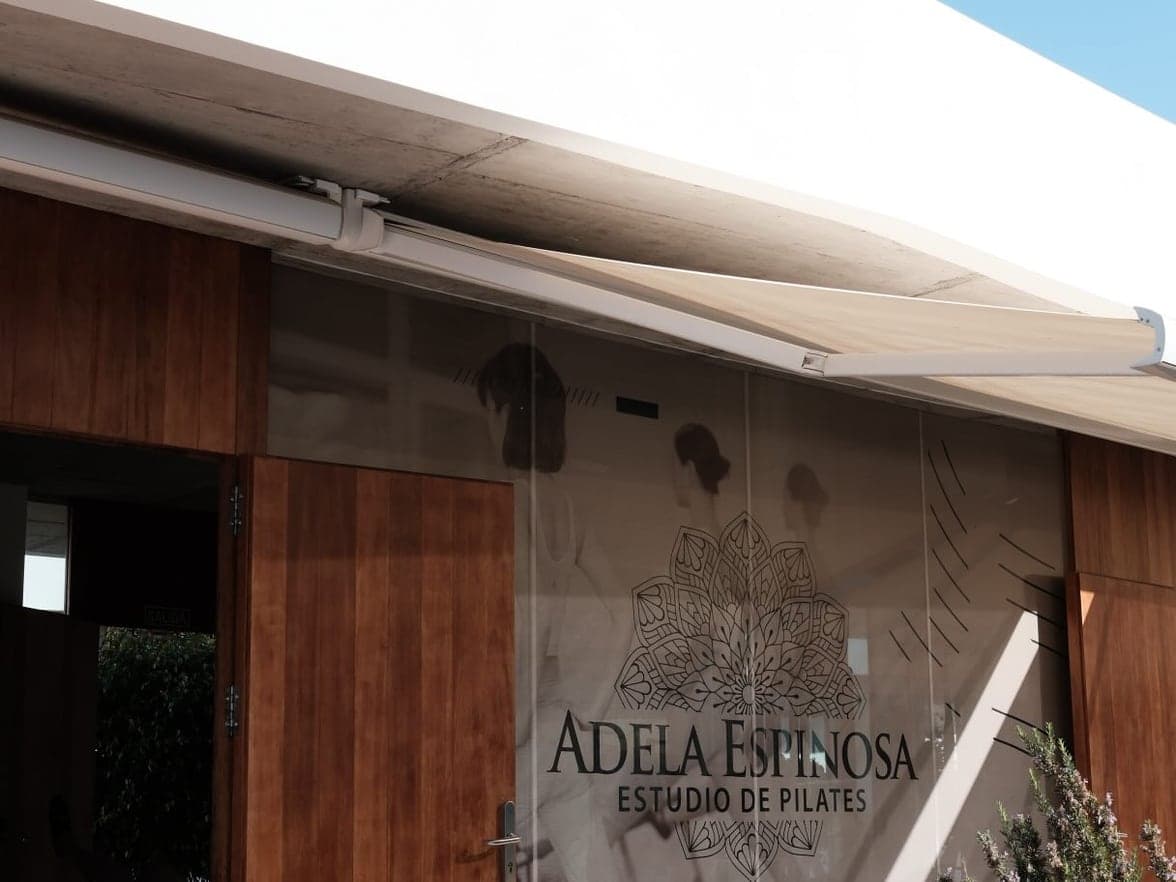 La entrada del estudio de Los Cristianos, con el rótulo Adela Espinosa grabado en el cristal